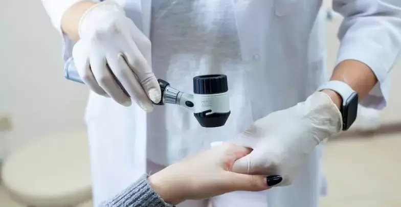 Garruak dituen pazientea dermatologo batek diagnostiko-azterketa egiten